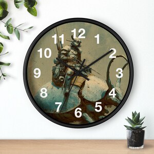 Puede incluir: Reloj de pared redondo con marco negro. La esfera del reloj presenta una imagen de arte digital de un soldado futurista montando un insecto grande. Los números blancos marcan las horas. Las manecillas del reloj son negras.