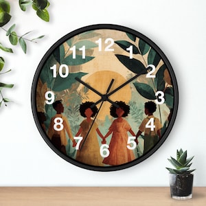 Pode incluir: Um relógio de parede redondo com moldura preta. O mostrador apresenta uma ilustração de pessoas de mãos dadas, com um sol e folhagem ao fundo. Números brancos marcam as horas.
