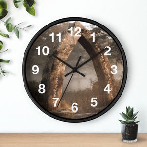 Reloj de pared de arco de madera con runas iluminadas, pieza artística para la sala de estar, reloj de pared para la cocina, artículo imprescindible para el hogar, idea de regalo de Navidad, reloj único.