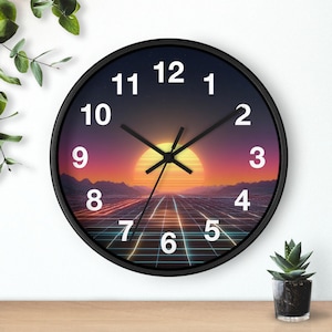 Pode incluir: Relógio de parede redondo preto com um design de pôr do sol retrô. O mostrador do relógio apresenta um vibrante pôr do sol laranja e roxo sobre um padrão de grade, com algarismos brancos e ponteiros pretos. É um item de decoração para casa.