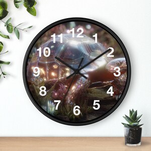 Puede incluir: Reloj de pared redondo con marco negro que muestra una imagen detallada de una tortuga. El caparazón de la tortuga tiene un efecto brillante e iridiscente. Los números blancos marcan las horas. Las manecillas del reloj son negras.