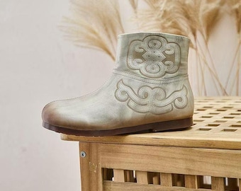 Botines bohemios de cuero repujado hechos a mano para mujer, botas suaves y cómodas de cuero genuino, calzado estilo boho, regalo para el Día de la Madre