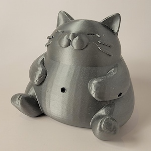 Gros chat heureux. Contenant de formation sur l'odorat et le nez.