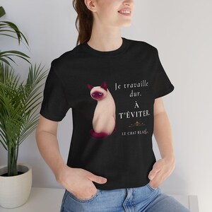 Funny French Cat T-Shirt | Je travaille dur à t'éviter | I Work Hard to Avoid You | Introvert Cat Shirt | French Humor Tee