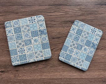 Capa para Kindle e Kobo em Azul Tile, com parte traseira transparente removível, capa dupla magnética para e-reader, função de ativação/desativação automática e padrão cerâmico.