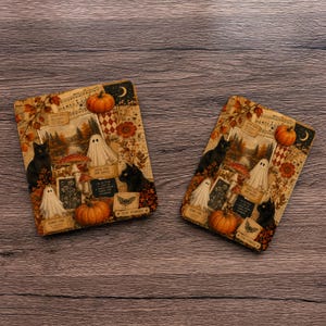 Può includere: Due sottobicchieri rettangolari con un design a collage che raffigura gatti neri, fantasmi bianchi, zucche arancioni, funghi e foglie autunnali. La stampa include texture di carta vintage, note musicali e il testo "Stay Curious" e "Admit One".