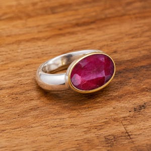 Anello con rubino, anello ovale con rubino, anello con castone, anello in argento sterling 925, anello di tendenza, regalo per lei con la pietra portafortuna di luglio. immagine 4