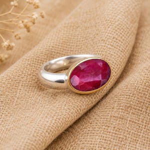 Anello con rubino, anello ovale con rubino, anello con castone, anello in argento sterling 925, anello di tendenza, regalo per lei con la pietra portafortuna di luglio. immagine 5