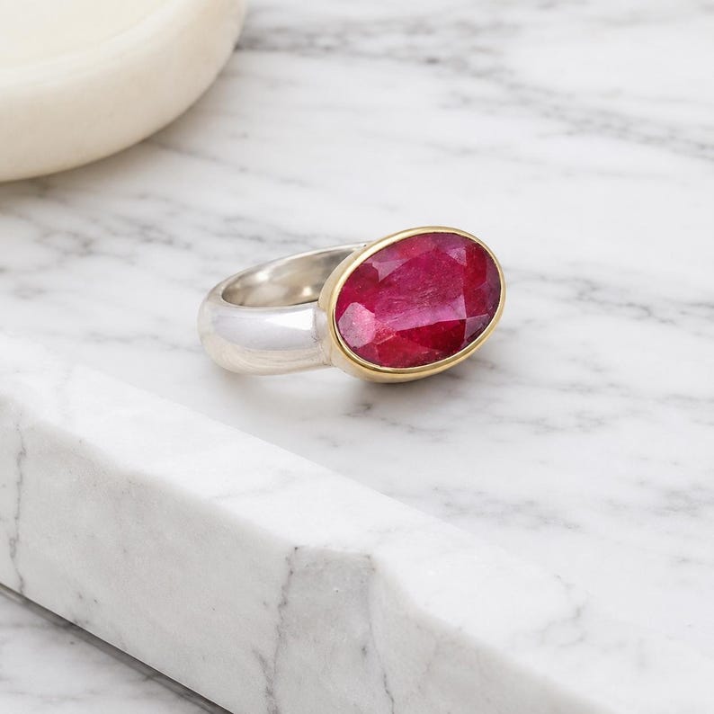 Anello con rubino, anello ovale con rubino, anello con castone, anello in argento sterling 925, anello di tendenza, regalo per lei con la pietra portafortuna di luglio. immagine 3
