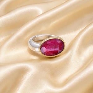 Anello con rubino, anello ovale con rubino, anello con castone, anello in argento sterling 925, anello di tendenza, regalo per lei con la pietra portafortuna di luglio. immagine 6
