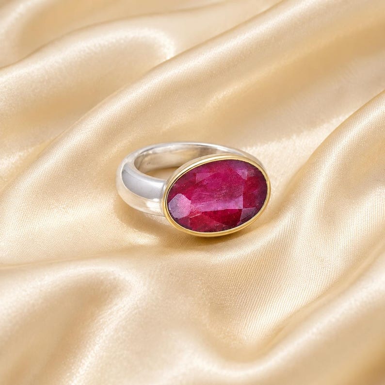 Anello con rubino, anello ovale con rubino, anello con castone, anello in argento sterling 925, anello di tendenza, regalo per lei con la pietra portafortuna di luglio. immagine 6