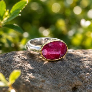 Anello con rubino, anello ovale con rubino, anello con castone, anello in argento sterling 925, anello di tendenza, regalo per lei con la pietra portafortuna di luglio. immagine 2