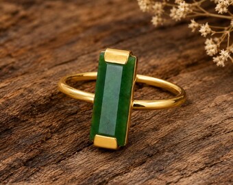 Anello con barretta di smeraldo, anello con gemma di smeraldo, anello con smeraldo, anello minimalista con pietra verde, anello impilabile delicato, gioiello fatto a mano, regalo per lei.
