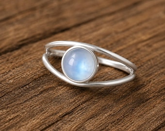 Anello solitario con pietra di luna taglio rotondo • Anello in argento 925 Starling • Anello delicato fatto a mano • Gioiello minimalista con pietre preziose • Regalo per lei.