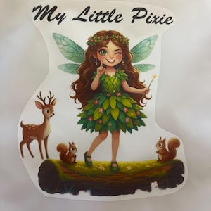 Könnte beinhalten: Eine skurrile Illustration einer Fee mit braunen Haaren, grünem Kleid und Flügeln, die einen Zauberstab hält. Das Bild enthält ein Reh, Eichhörnchen und den Text "My Little Pixie". Das Design ist auf weißem Hintergrund.