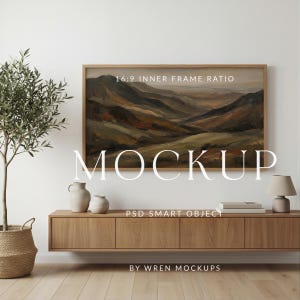 Könnte beinhalten: Ein Holzschrank mit einem Landschaftsgemälde und dekorativen Gegenständen. Das Gemälde hat ein Innenrahmenverhältnis von 16:9. Der Text "MOCKUP" ist auf dem Gemälde zu sehen. Der Text "PSD SMART OBJECT" und "BY WREN MOCKUPS" sind ebenfalls sichtbar.