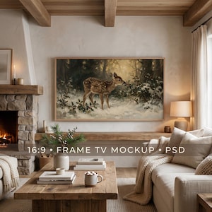 Puede incluir: Un salón con un gran televisor enmarcado que muestra una pintura de un ciervo en un bosque nevado. La habitación incluye una chimenea de piedra, una mesa de centro de madera y un sofá beige. El texto "16:9 • FRAME TV MOCKUP • PSD" es visible.