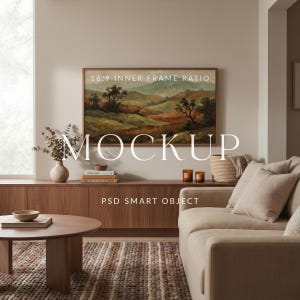 Könnte beinhalten: Wohnzimmer-Mockup mit einem gerahmten Landschaftsbild im 16:9-Format. Der Raum umfasst einen Holzschrank, einen runden Couchtisch, ein beiges Sofa und einen gemusterten Teppich. Das Wort „MOCKUP“ ist prominent dargestellt.