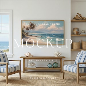Op de afbeelding: Een interieurmockup met een ingelijst landschapsschilderij van een strandscène. De kamer heeft houten meubels, gestreepte fauteuils en decoratieve elementen zoals een zeeschelp en koraal.