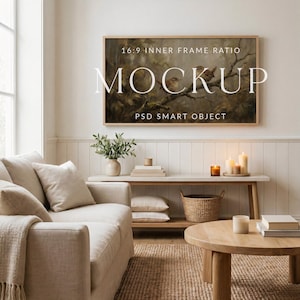 Puede incluir: Un salón con una obra de arte enmarcada con pájaros en una rama. La habitación incluye un sofá beige, una mesa de centro de madera y una consola con velas y una cesta de mimbre. La obra de arte tiene el texto "MOCKUP".