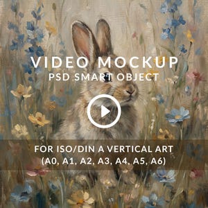 Pode incluir: Um mockup de vídeo digital apresentando um coelho castanho num campo de flores azuis e amarelas. O texto diz: VIDEO MOCKUP PSD SMART OBJECT FOR ISO/DIN A VERTICAL ART (A0, A1, A2, A3, A4, A5, A6) com um ícone de play branco central.
