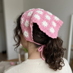 Padrão de bandana de crochê com margaridas | Lenço triangular quadrado estilo vovó com flores | Bandana de cabelo de verão para mulheres | Padrão de lenço de crochê em PDF