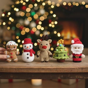 Puede incluir: Una colección de cinco adornos navideños de ganchillo. Los adornos incluyen un hombre de jengibre, un muñeco de nieve, un reno, un árbol de Navidad y Papá Noel. Cada adorno está hecho a mano con costuras detalladas y colores vibrantes.