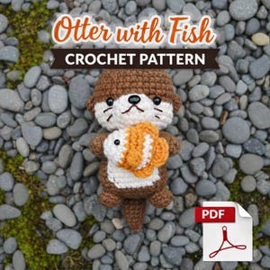 Könnte beinhalten: Gehäkeltes Otter-Design mit Fisch, vor grauem Stein- und grünem Moos-Hintergrund. Der Otter ist braun und weiß, mit einem orange-weißem Fisch. Der Text lautet "Otter with Fish CROCHET PATTERN". Ein PDF-Symbol befindet sich unten rechts.