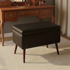 Può includere: Una toeletta in legno con specchio, cassetti e una panca abbinata. La toeletta è realizzata in legno marrone chiaro e ha uno specchio rettangolare. La panca è nera con gambe in legno. I trucchi sono disposti sulla toeletta.