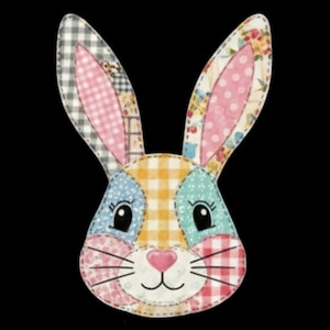 Op de afbeelding: Een witte keramische mok met een zwart handvat en de tekst "But First, Coffee" in een zwarte, handgeschreven lettertype. De mok staat op een wit oppervlak.