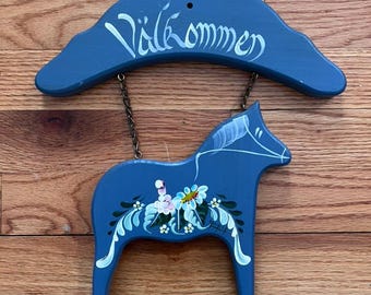 Letrero de bienvenida con caballo Dala azul pintado a mano, decoración de entrada de arte popular escandinavo