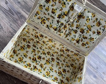 Cesta de costura de mimbre vintage, organizador de almacenamiento para manualidades con forro floral, decoración estilo cottagecore.