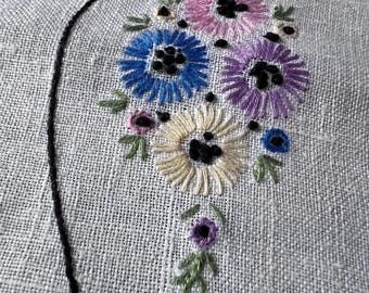 Camino de mesa de lino vintage bordado a mano, lino estilo cottagecore floral.