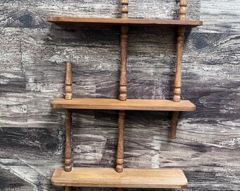 Estantería de pared vintage hecha a mano con husillos torneados, estante de exhibición de tres niveles, decoración MCM