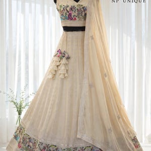 Beige Seide Lehenga Choli, Fadenfolge Stickerei, Braut Hochzeit Festliches Outfit