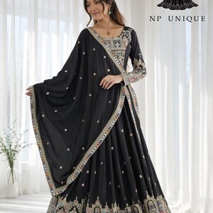 Schwarze Crepe Silk Lehenga Choli Set, Fadenfolgearbeit, festliches indisches Garba-Outfit