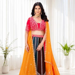 Ensemble Lehenga Choli brodé de sequins multicolores et Dupatta jaune | Vêtements de mariée pour mariage indien image 3