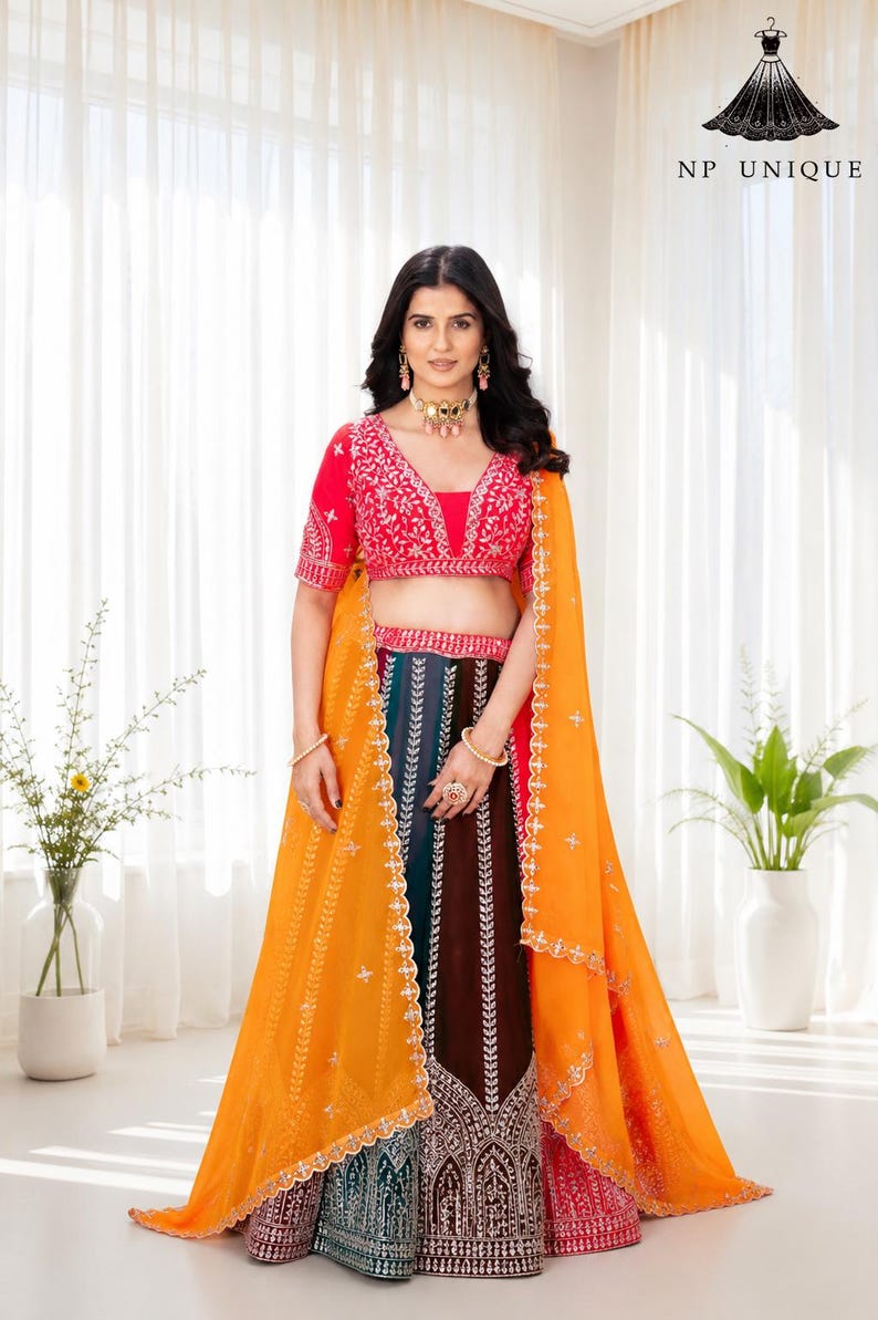 Ensemble Lehenga Choli brodé de sequins multicolores et Dupatta jaune | Vêtements de mariée pour mariage indien image 3
