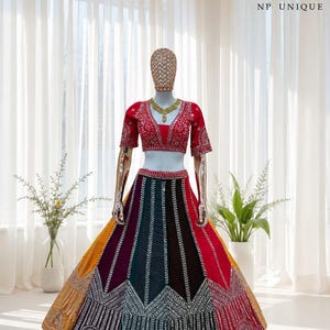 Ensemble Lehenga Choli brodé de sequins multicolores et Dupatta jaune | Vêtements de mariée pour mariage indien image 6