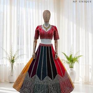 Ensemble Lehenga Choli brodé de sequins multicolores et Dupatta jaune | Vêtements de mariée pour mariage indien image 7