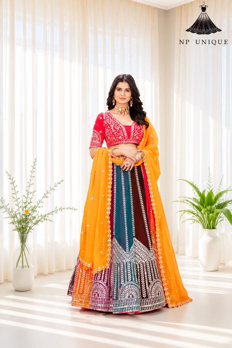 Ensemble Lehenga Choli brodé de sequins multicolores et Dupatta jaune | Vêtements de mariée pour mariage indien image 2