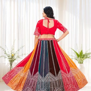 Ensemble Lehenga Choli brodé de sequins multicolores et Dupatta jaune | Vêtements de mariée pour mariage indien image 4