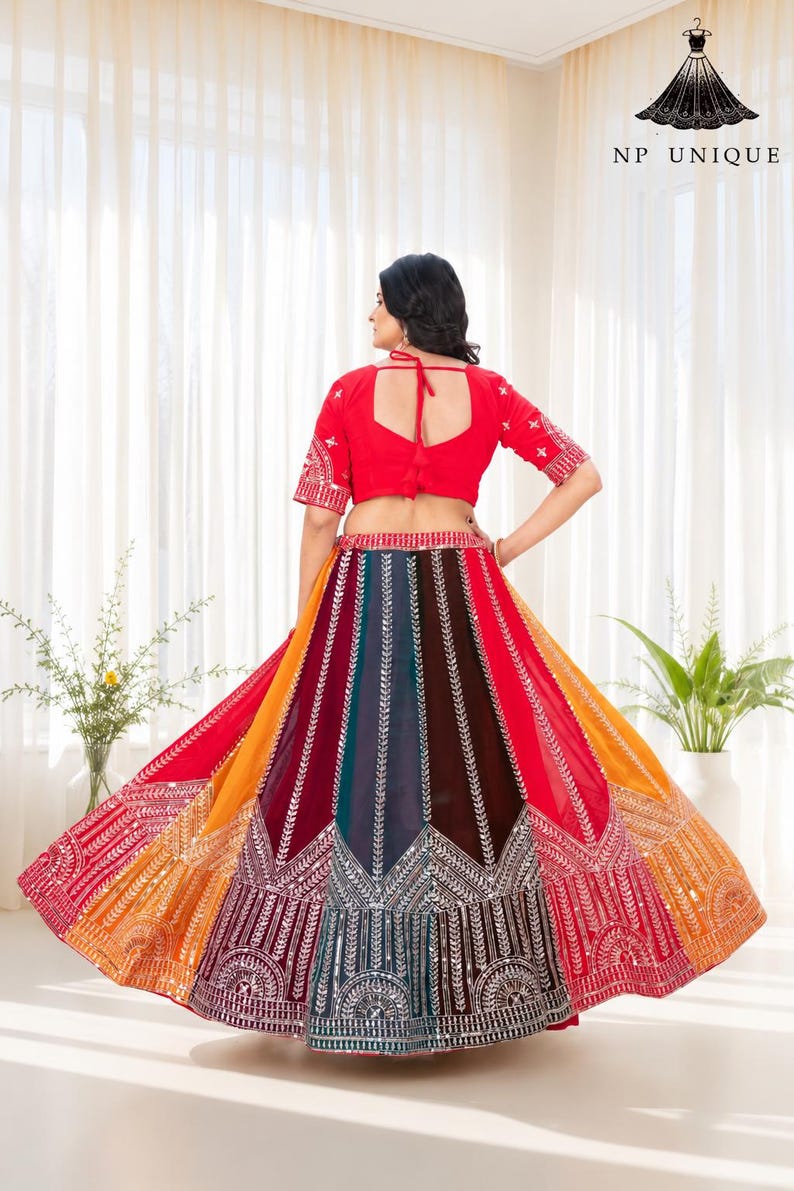 Ensemble Lehenga Choli brodé de sequins multicolores et Dupatta jaune | Vêtements de mariée pour mariage indien image 4