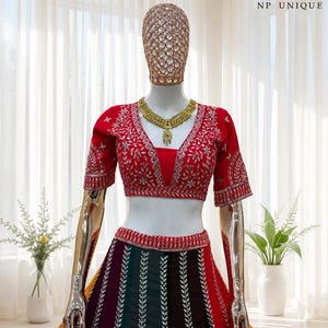 Ensemble Lehenga Choli brodé de sequins multicolores et Dupatta jaune | Vêtements de mariée pour mariage indien image 8