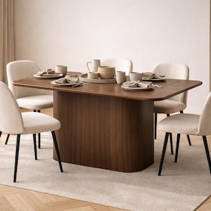 Peut inclure: Un ensemble de salle à manger avec une table en bois foncé aux bords arrondis et six chaises crème à pieds noirs. La table est dressée avec des assiettes, des bols et des tasses. La pièce a une palette de couleurs neutres.