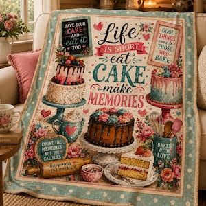 Puede incluir: Una manta rectangular con fondo crema y lunares verde azulado. El diseño muestra varios pasteles, utensilios de repostería y textos como "Life is short eat cake make memories", "Have your cake and eat it too" y "Baked with love".