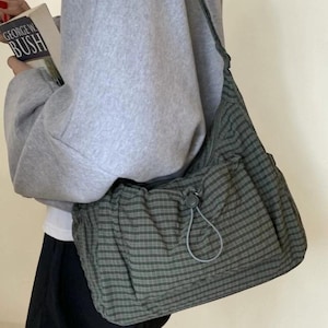 Korean Pleated Nylon Shoulder Bag: Plaid Drawstring Crossbody Tote for Everyday Commuting