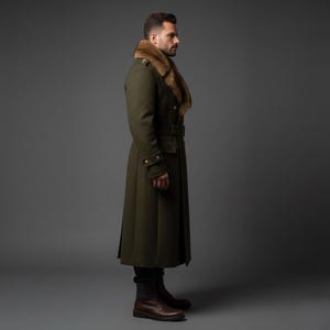 Pode incluir: Um casaco verde-oliva de estilo militar com gola de pele. O casaco apresenta bot&otilde;es dourados, um cinto e um design longo. A pessoa est&aacute; usando cal&ccedil;as pretas e botas marrons.