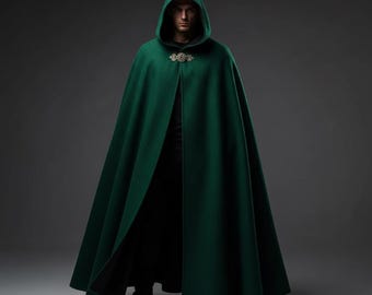 Forest Green Hooded Cloak – Medieval Renaissance Fantasy Costume – Viking LARP Elven Robe with Ornate Clasp – St. Patrick’s Cosplay.