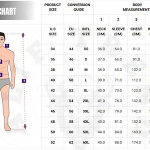 Pode incluir: Uma tabela de tamanhos com medidas corporais em cent&iacute;metros, incluindo pesco&ccedil;o, manga, peito, cintura e altura. A tabela inclui tamanhos dos EUA, UE e internacionais, com uma figura masculina ilustrando os pontos de medi&ccedil;&atilde;o.
